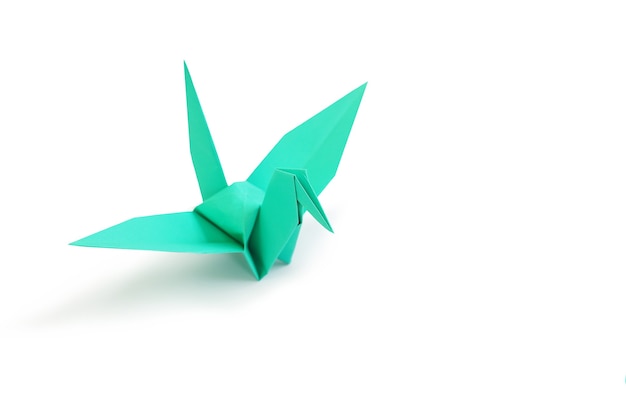 Grulla de origami aislado sobre fondo blanco de estudio