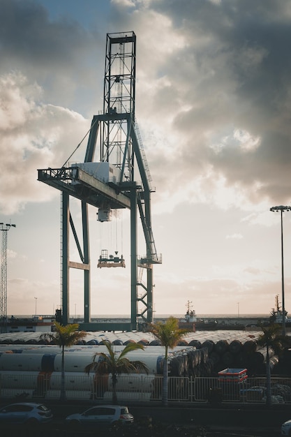 Foto grullas en el muelle contra el cielo durante la puesta de sol