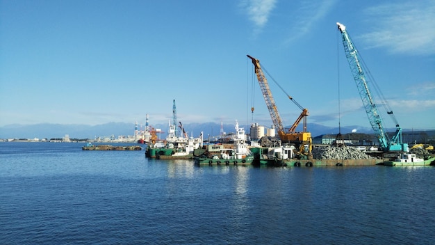 Foto grullas en el puerto contra el cielo