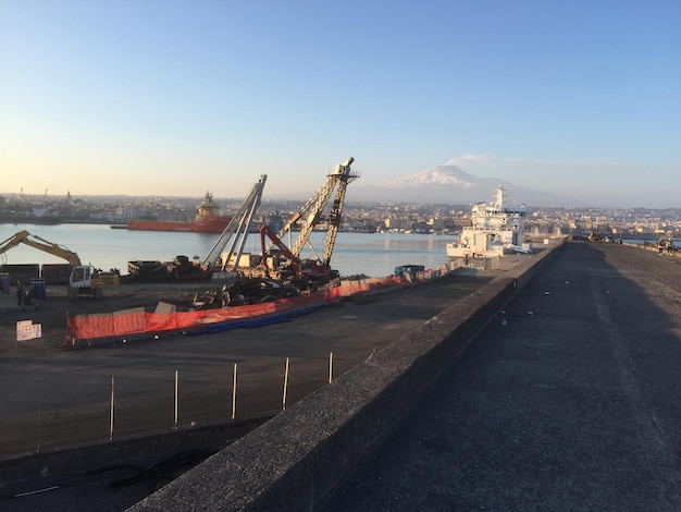 Foto grullas en el puerto contra el cielo