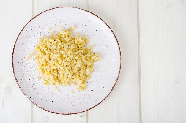 Grumos cozidos de bulgur, prato de mingau vegetariano