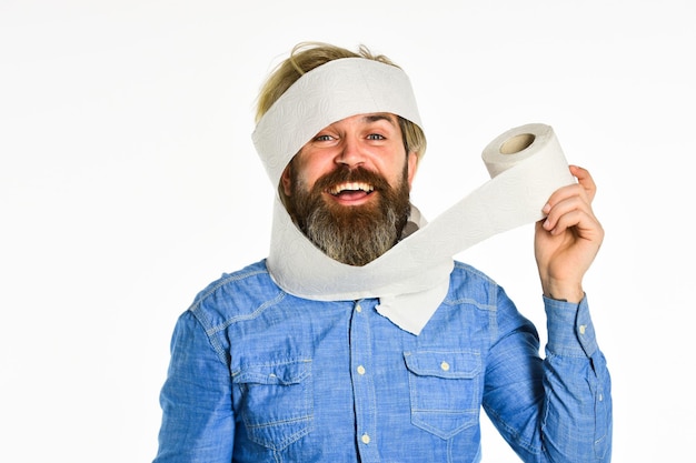 Grundlegende Güter. Konsumismus. Mann hält Toilettenpapier. Hipster mit Gewebe. Nutzung einschränken. Online Shop. Typ hat Spaß mit Toilettenpapier. Weichheit Stärke und Saugfähigkeit. Verhindern Sie das Horten von Toilettenpapier.