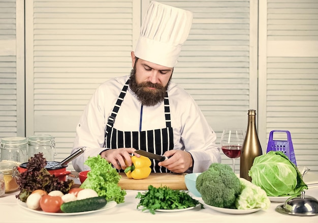 Grundlegende Kochprozesse Mann, Meisterkoch oder Amateur, der Essen kocht Scharfes Messer, das Gemüse schneidet Gemäß Rezept Zutat zum Kochen vorbereiten Nützlich für eine Vielzahl von Kochmethoden