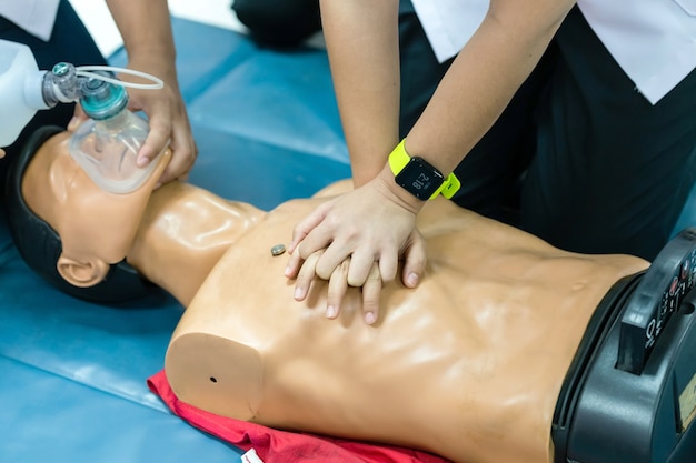 Foto grundlegende lebensunterstützende demonstration der herzdruckmassage auf cpr-puppe