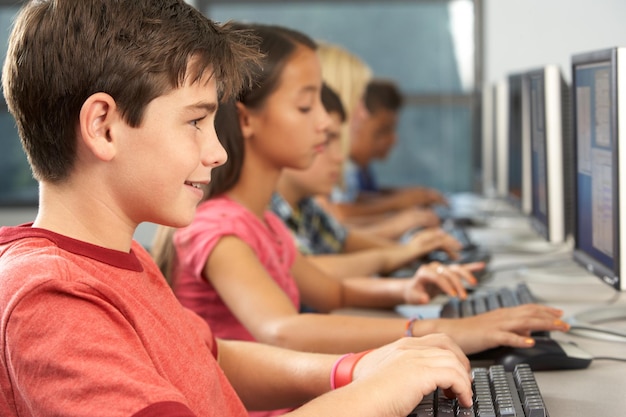 Grundschüler, die im Klassenzimmer an Computern arbeiten