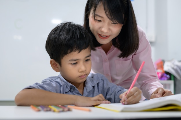 Grundschüler im Klassenzimmer