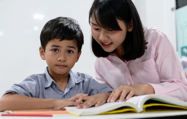 Grundschüler im Klassenzimmer