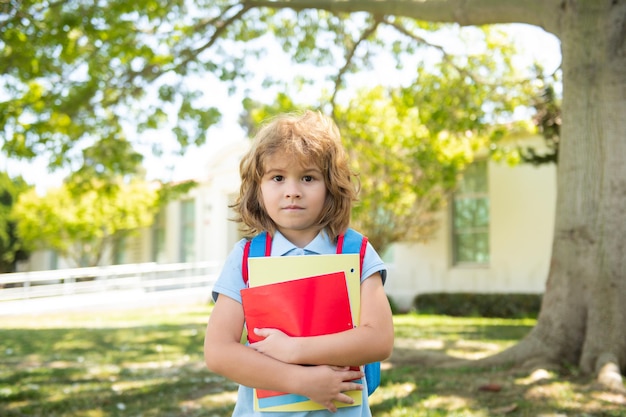 Grundschul- und Bildungskinder aus der Grundschule Porträt des Schülers in der Nähe der Schule