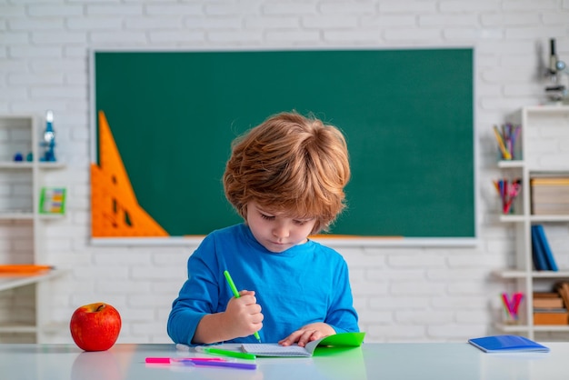 Grundschule Kid macht sich bereit für die Schule Grundschule und Bildung Begabtes Kind Schulkind oder Vorschüler lernen