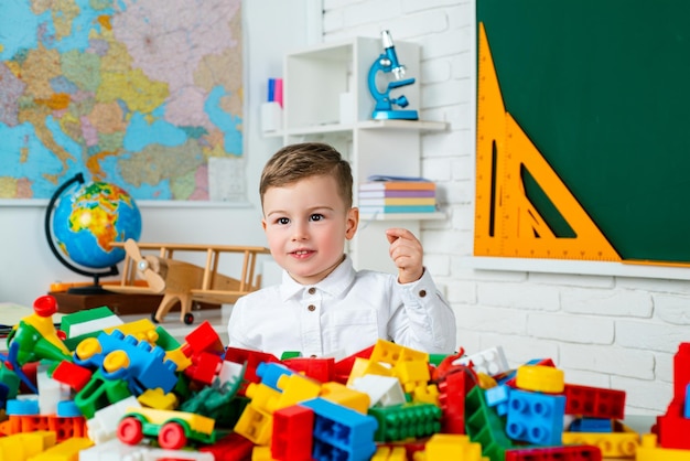 Grundschuljunge Zurück zur Schule und glückliche Kinderzeit