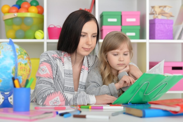 Grundschulklasse mit schönem Lehrer und kleinem Mädchen