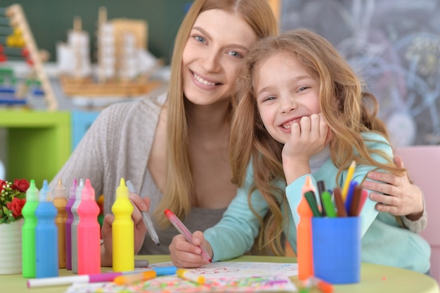 Grundschulkunstunterricht mit schöner Lehrerin