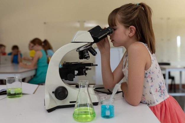 Grundschulmädchen im Chemieunterricht