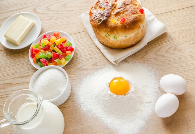 Grundzutaten für süßes Brot (Panettone)