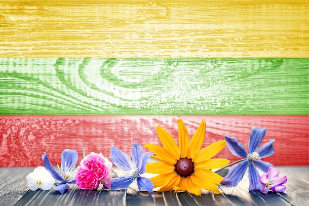 Grunge bandera de Lituania con flores silvestres Fondo de textura de madera para diseño y texto