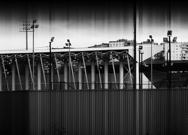 Grunge estadio en blanco y negro en Rusia telón de fondo de arquitectura