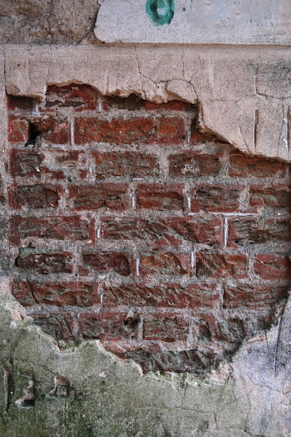 Grunge sucio viejo muro de piedra de ladrillo exterior en la arquitectura antigua el fondo de patrón texturizado desgastado con espacio de copia para el texto foto vertical