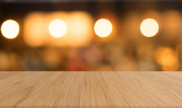 grungy braune Holzplatte Tischplatte mit unscharfen hellen Hintergrund des Restaurantbarcafés