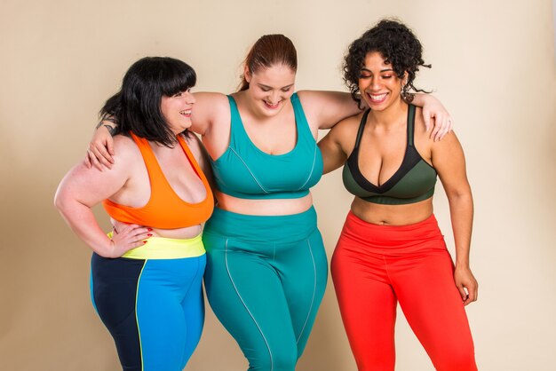 Grupo de 3 mujeres de gran tamaño posando. Aceptación corporal y positividad corporal