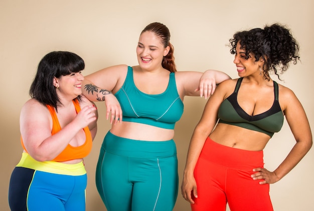 Grupo de 3 mujeres de gran tamaño posando. Aceptación corporal y positividad corporal