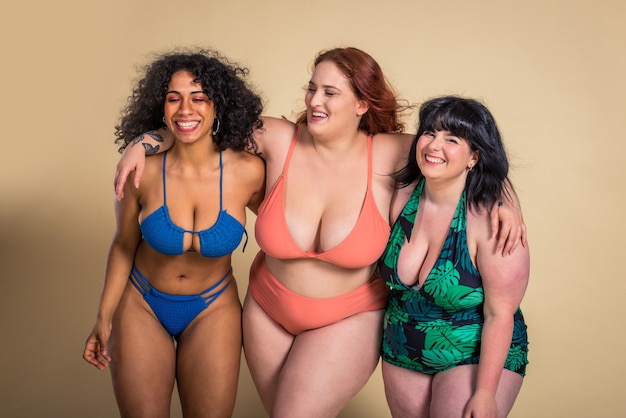 Grupo de 3 mujeres de gran tamaño posando en estudio