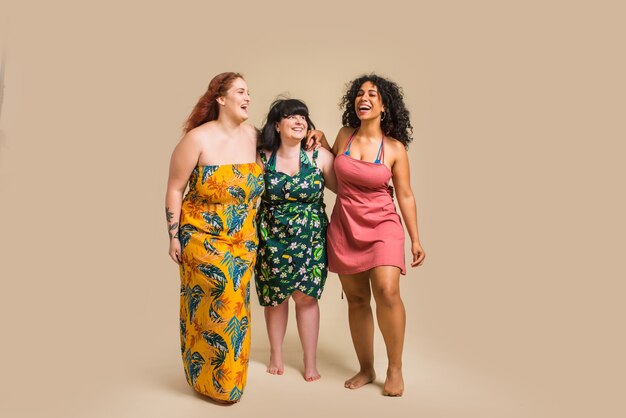 Grupo de 3 mujeres de gran tamaño posando en estudio