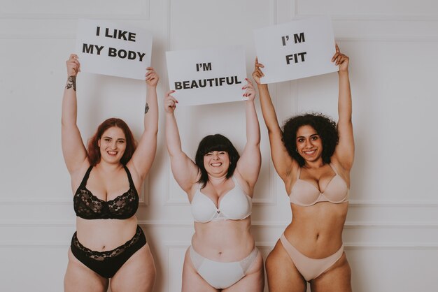 Grupo de 3 mujeres de gran tamaño posando en estudio