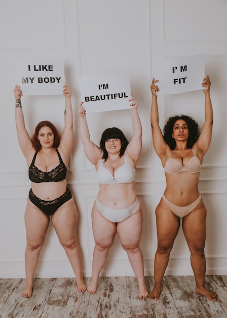 Grupo de 3 mujeres de gran tamaño posando en estudio