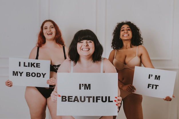 Grupo de 3 mujeres de gran tamaño posando en estudio