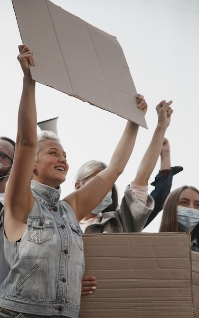 Foto grupo de activistas dando consignas en un mitin