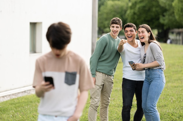 grupo, de, adolescente, amigos, reír, en, niño