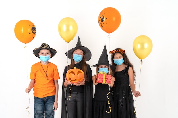 Foto grupo de adolescentes disfrazados para halloween