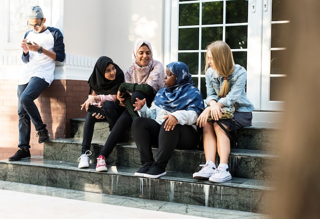 Un grupo de adolescentes diversos