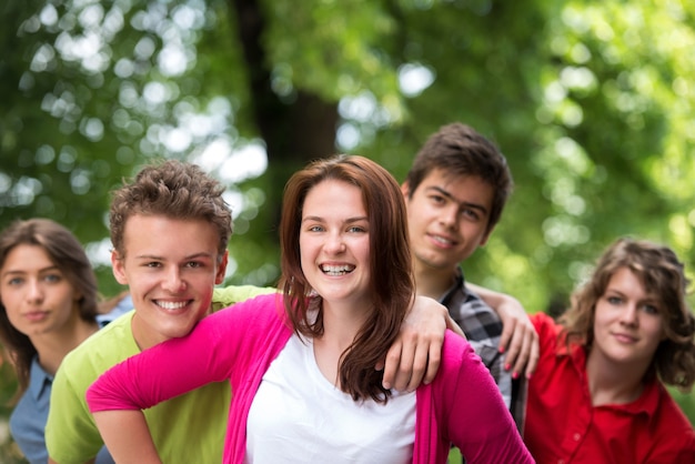 Grupo de adolescentes felices en la naturaleza