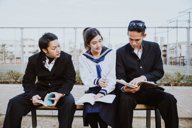 Grupo de adolescentes japoneses, momentos de estilo de vida en un día escolar