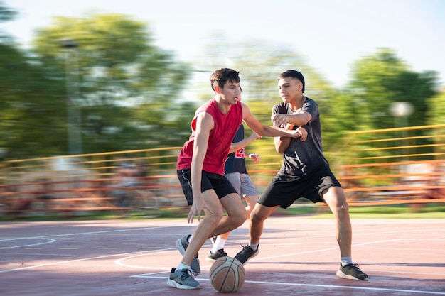 Un grupo de adolescentes jugando al baloncesto.
