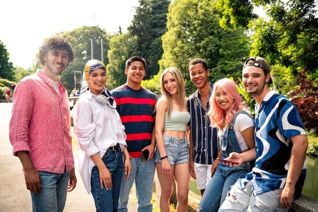 Grupo de adolescentes multiétnicos pasando tiempo al aire libre y divirtiéndose