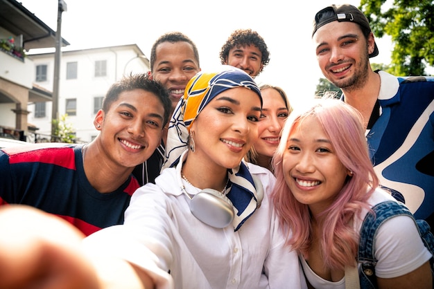 Grupo de adolescentes multiétnicos pasando tiempo al aire libre y divirtiéndose