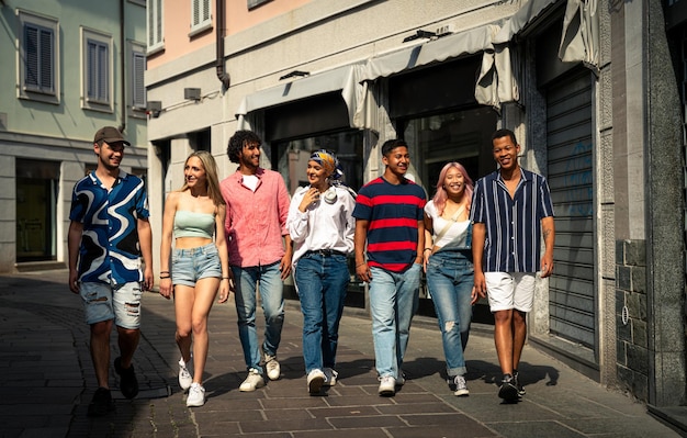 Grupo de adolescentes multiétnicos pasando tiempo al aire libre y divirtiéndose