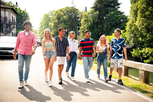 Grupo de adolescentes multiétnicos pasando tiempo al aire libre y divirtiéndose