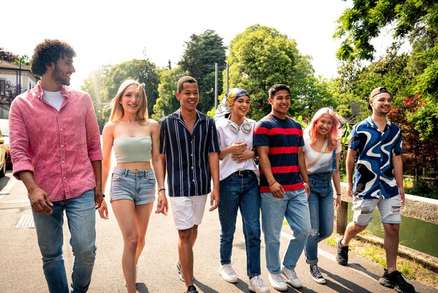 Grupo de adolescentes multiétnicos pasando tiempo al aire libre y divirtiéndose