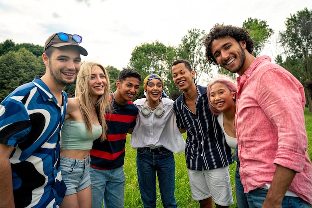 Foto grupo de adolescentes multiétnicos pasando tiempo al aire libre en un picnic en el parque