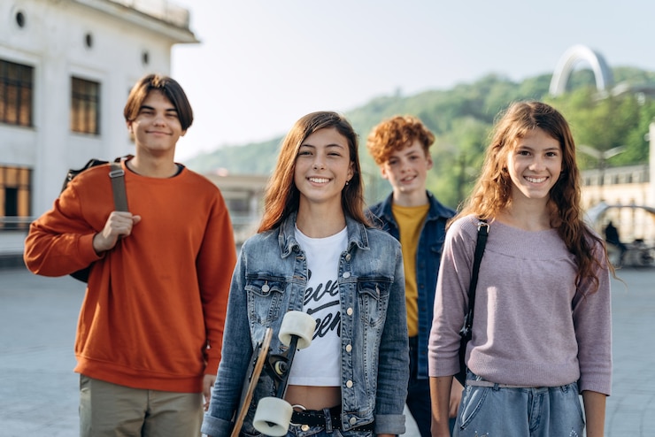 Foto grupo de adolescentes, niños y niñas se divierten en la ciudad. los niños lindos y sonrientes se divierten.
