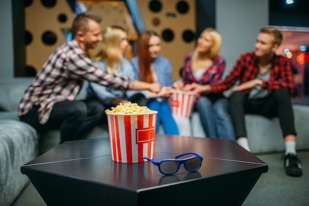 Grupo de adolescentes relajarse en el sofá en la sala de cine