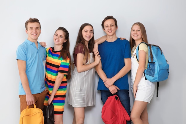 Grupo de adolescentes sobre fondo claro Estilo de vida juvenil y amistad