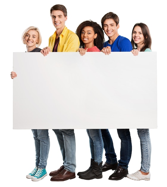 Grupo de adolescentes sosteniendo pancarta en blanco