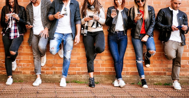 Grupo de adolescentes con teléfono inteligente al aire libre