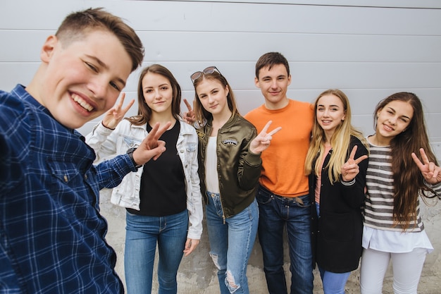 Foto grupo de adolescentes tomando una foto