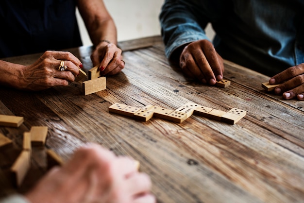 Grupo de adultos jugando dominó