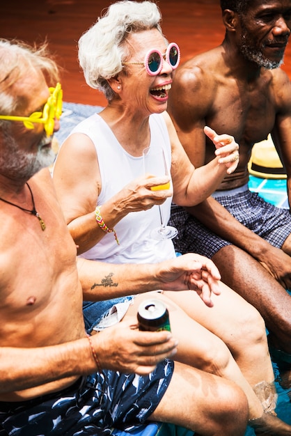 Foto grupo de adultos mayores diversos sentados en la piscina